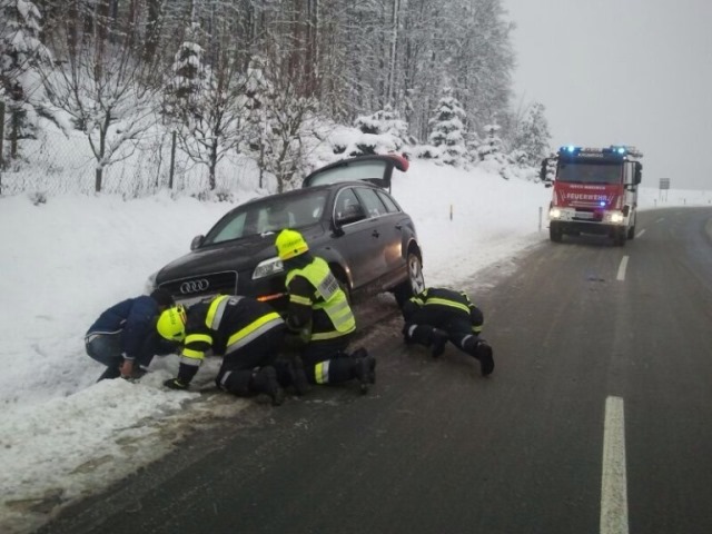 Verkehrsunfall mit vermutlich eingeklemmter Person in Schwarten