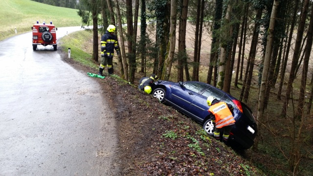 Verkehrsunfall mit vermutlich eingeklemmter Person in Schwarten