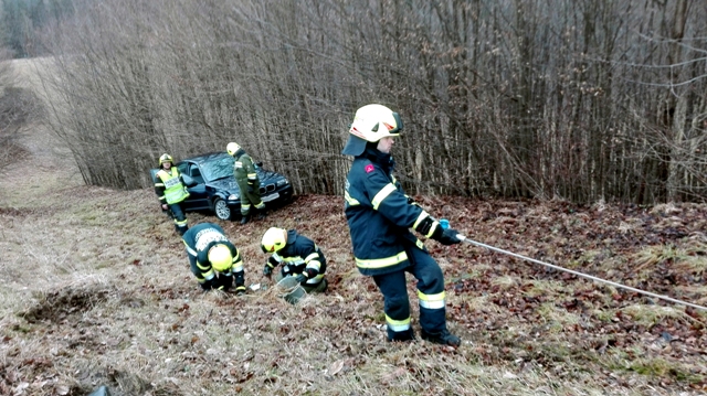 Verkehrsunfall mit vermutlich eingeklemmter Person in Schwarten