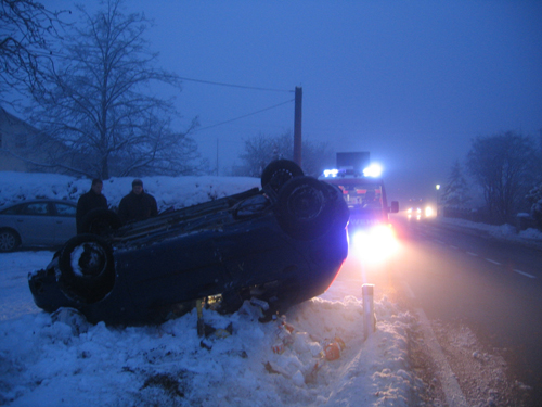 Verkehrsunfall / Person eingeklemmt (Fotos)