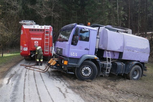 LKW Bergung in Krumegg (Fotos)