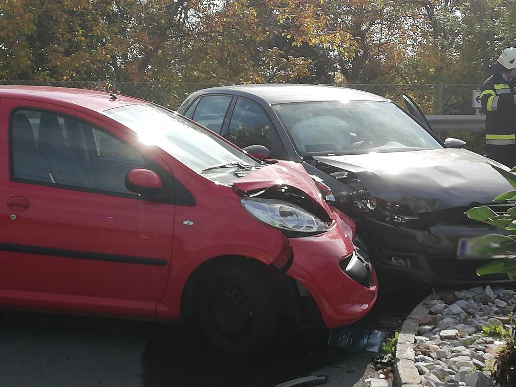 Verkehrsunfall mit vermutlich eingeklemmter Person in Schwarten