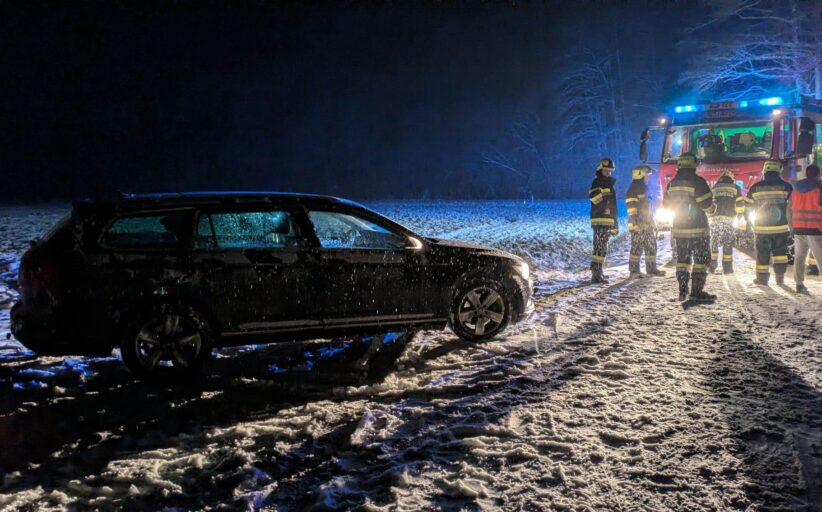 Zwei Fahrzeugbergungen nach Schneefall
